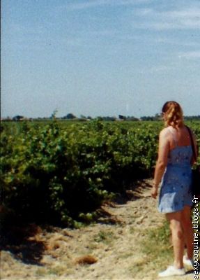 En robe sans petite culotte dans la nature